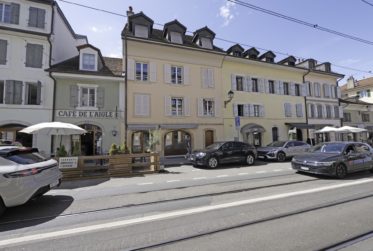 Vieux Carouge - beaux locaux commerciaux de 105 m2 PPE avec doubles vitrines sur la rue du tram