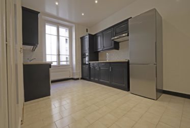 A deux pas du lac et de la gare CFF, bel appartement avec cachet ! séjour et 2 chambres, rénové !