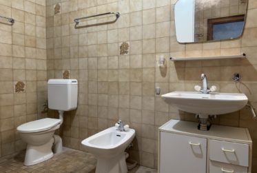 Studio partiellement rénové dans le quartier du Bourg