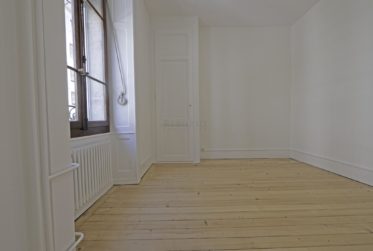A deux pas du lac et de la gare CFF, bel appartement avec cachet ! séjour et 2 chambres, rénové !