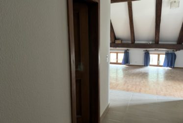 Studio partiellement rénové dans le quartier du Bourg