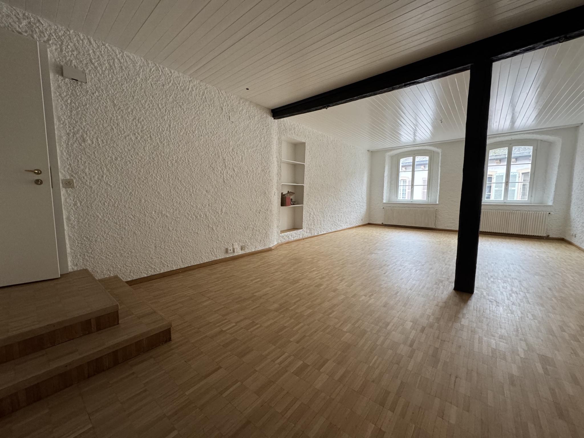 Grand 2.5 pièces de caractère, rénové, au coeur de la vieille ville de Sion