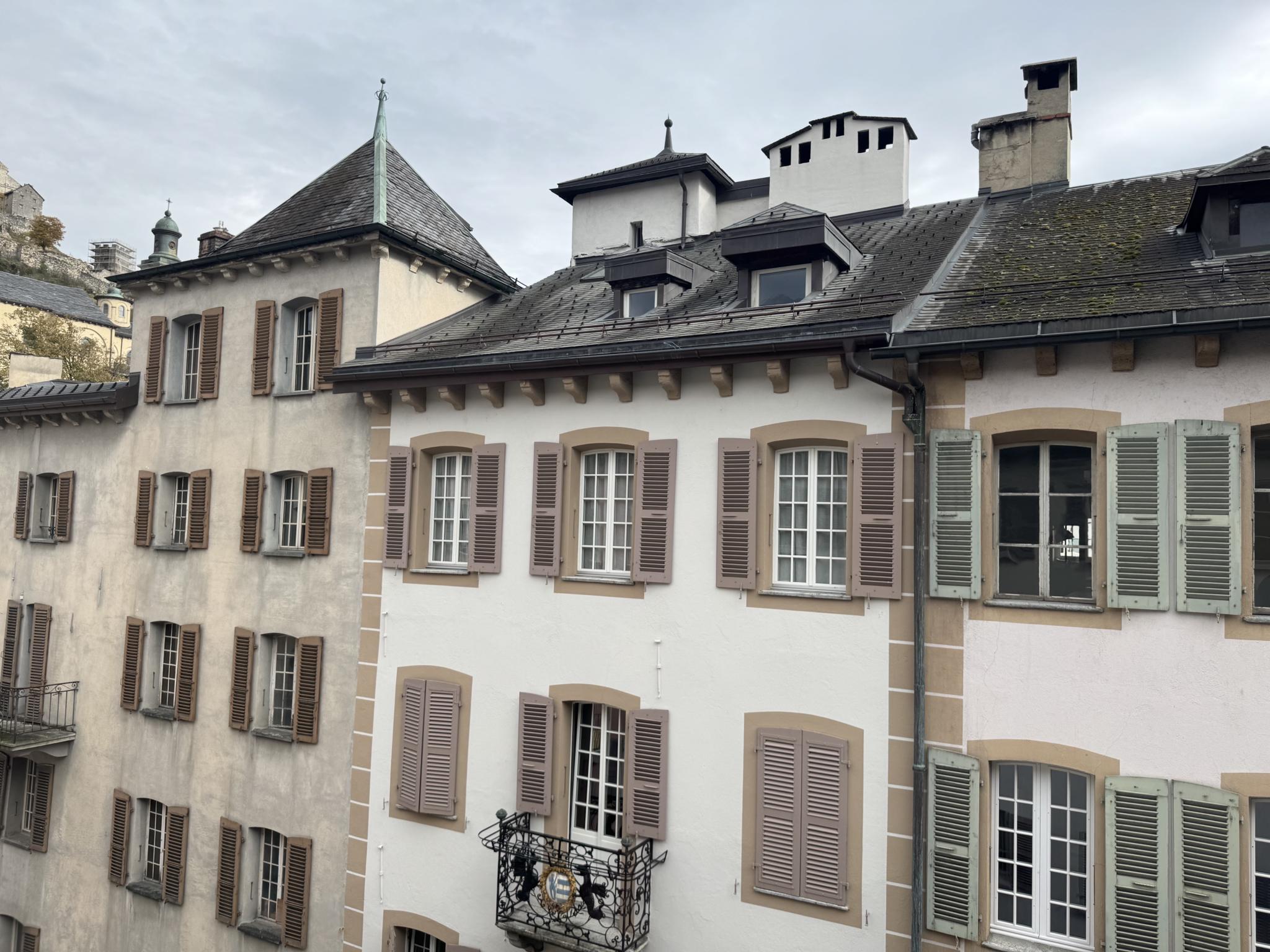 Grand 2.5 pièces de caractère, rénové, au coeur de la vieille ville de Sion