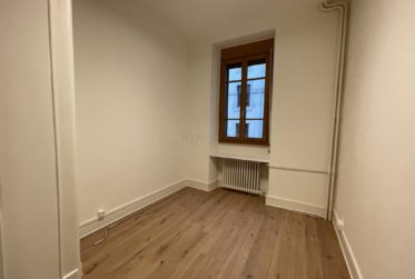 Arcade idéalement située sise Rue de Carouge !