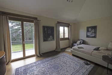 Villa mitoyenne de standing dans un cadre verdoyant magnifique et très exclusif, à louer meublée ou non