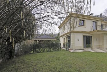 Villa mitoyenne de standing dans un cadre verdoyant magnifique et très exclusif, à louer meublée ou non