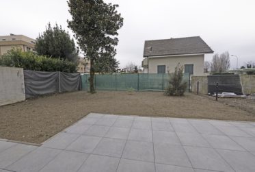 Maison jumelle avec ravissant jardin entièrement clôturé !
