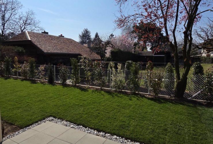 Dans un décor verdoyant et paisible, appartement spacieux et lumineux, rénové, avec doubles terrasses et jardins !