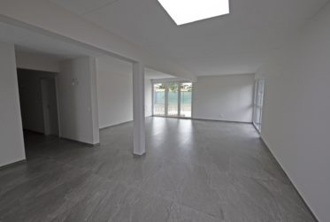 Maison jumelle avec ravissant jardin entièrement clôturé !