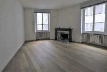 Au coeur de la vieille ville, bel appartement de 37 m2 avec cheminée, en société immobilière