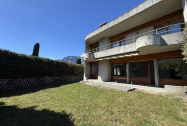 Rare: splendide villa jumelée avec cachet, magnifique terrasse et jardin.