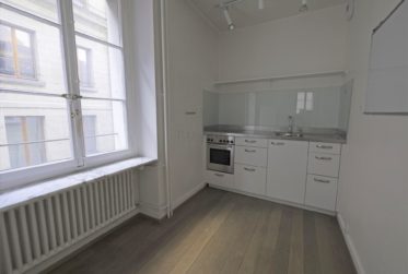 Au coeur de la vieille ville, bel appartement de 37 m2 avec cheminée, en société immobilière