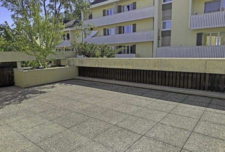 Spacieux, ensoleillé, avec une grande terrasse ainsi qu'un balcon !